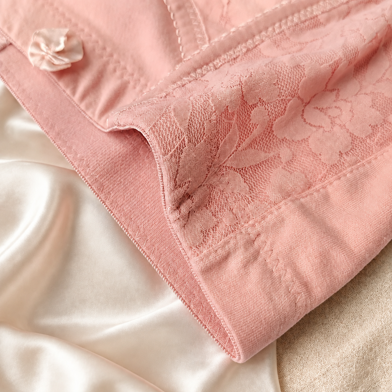 HWU001 pocket opening lace and stitching detail